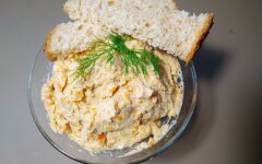 Яичный паштет с печенью трески, морковью и луком