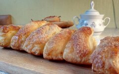 Слоеные рулетики с сыром и колбасой и сладкие язычки