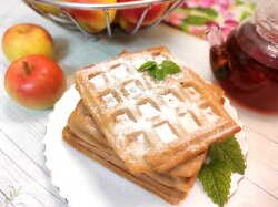 Мягкие яблочные вафли на молоке в вафельнице