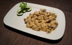Бефстроганов из курицы с шампиньонами в духовке