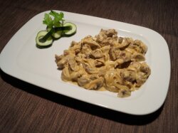 Бефстроганов из курицы с шампиньонами в духовке