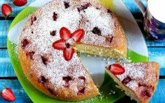 Клубничная шарлотка на кефире с маслом