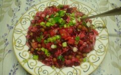 Винегрет с квашеной капустой, свежими огурцами и зеленью