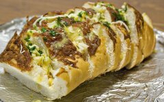 Фаршированный батон с мясным фаршем и грибами