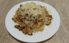 Мидии в томатном соусе с рисовой лапшой, сыром и чесноком