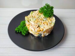 Салат Прованс с колбасным сыром и кукурузой