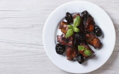 Свиные ребрышки в сливово-медовом маринаде