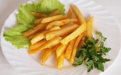 Пикантный картофель фри в духовке без масла