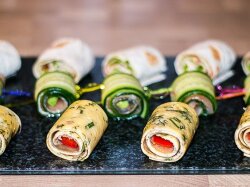 Простые роллы с лососем к праздничному столу