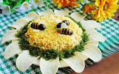 Салат «Подсолнух» с ананасами и шампиньонами