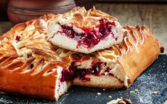 Пирог с яблочным повидлом и изюмом