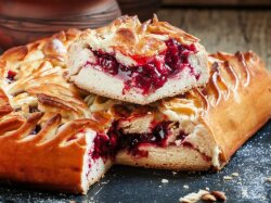 Пирог с яблочным повидлом и изюмом