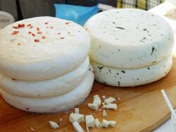 Мягкий домашний сыр со специями