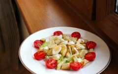 Салат «Цезарь» с курицей, перепелиными яйцами и пармезаном