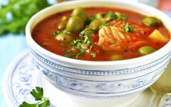 Рыбная солянка с копченой рыбой и креветками