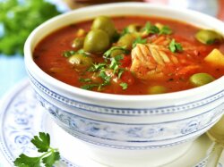 Рыбная солянка с копченой рыбой и креветками