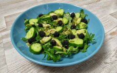 Овощной салат с рукколой и ежевикой