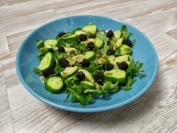 Овощной салат с рукколой и ежевикой