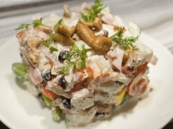 Пикантный салат «Изюминка» с ананасом и грибами