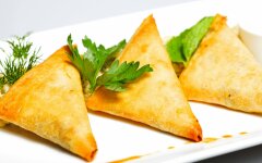 Пирожки из слоеного теста с рисом и яйцом в духовке