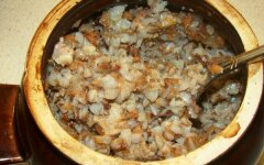 Гречневая каша со свининой в горшочке