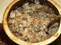 Гречневая каша со свининой в горшочке