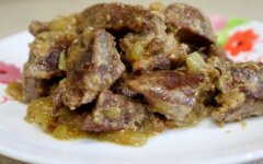 Тушеная свиная печень в сметане с луком