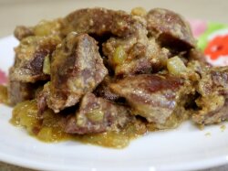 Тушеная свиная печень в сметане с луком