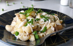 Паста с тунцом и зеленым горошком в сливочно-сырном соусе