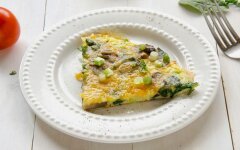 Омлет с шампиньонами и зеленью на завтрак