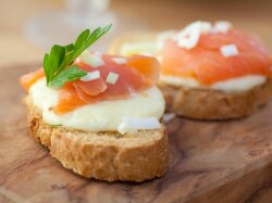 Хрустящие кростини с копченым лососем и моцареллой