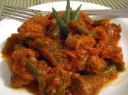 Телятина тушеная в духовке с помидорами и фасолью