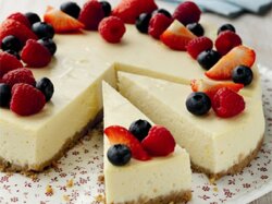 Чизкейк из печенья с белым шоколадом и ягодами