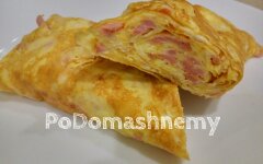 Рулет из омлета с колбасой и сыром на сковороде