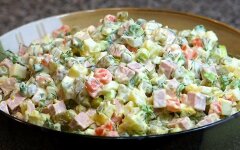 Оливье с вареной колбасой и яблоками