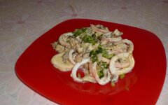 Луковый салат с кальмарами и вешенками
