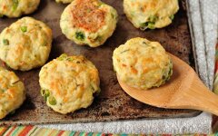 Котлеты из индейки с сыром и зеленью на сковороде