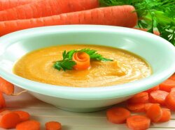 Морковный суп на овощном бульоне с кориандром