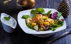 Теплый салат с курицей под йогуртовым соусом