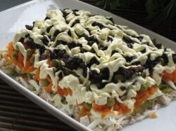 Оригинальный салат с черносливом