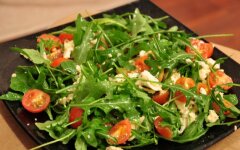 Салат из креветок, помидор черри с медовым соусом