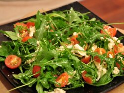 Салат из креветок, помидор черри с медовым соусом