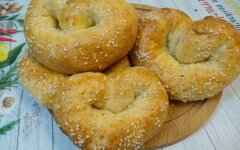 Творожные крендели с кунжутом