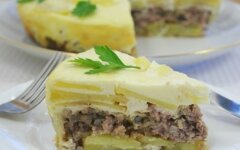 Картофельная запеканка с фаршем и сметаной в мультиварке