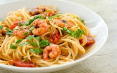 Паста с креветками и томатом к ужину