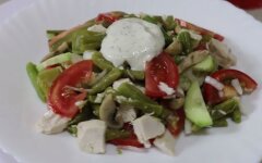 Салат из курицы и стручковой фасоли с соусом «Айоли»