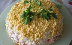 Салат «Женская слабость» с крабовыми палочками и кукурузой