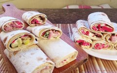 Рулеты из лаваша с зеленым луком, колбасой и крабовыми палочками