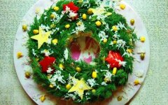 Салат «Новогодний» с кукурузой и курицей