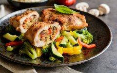 Фаршированная куриная грудка с овощами и зеленью